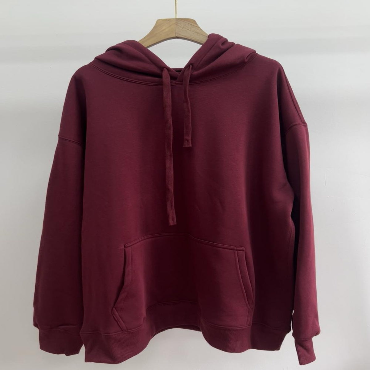 Burgundy hoodie with front and back logo – promotional apparel for events and staff uniforms